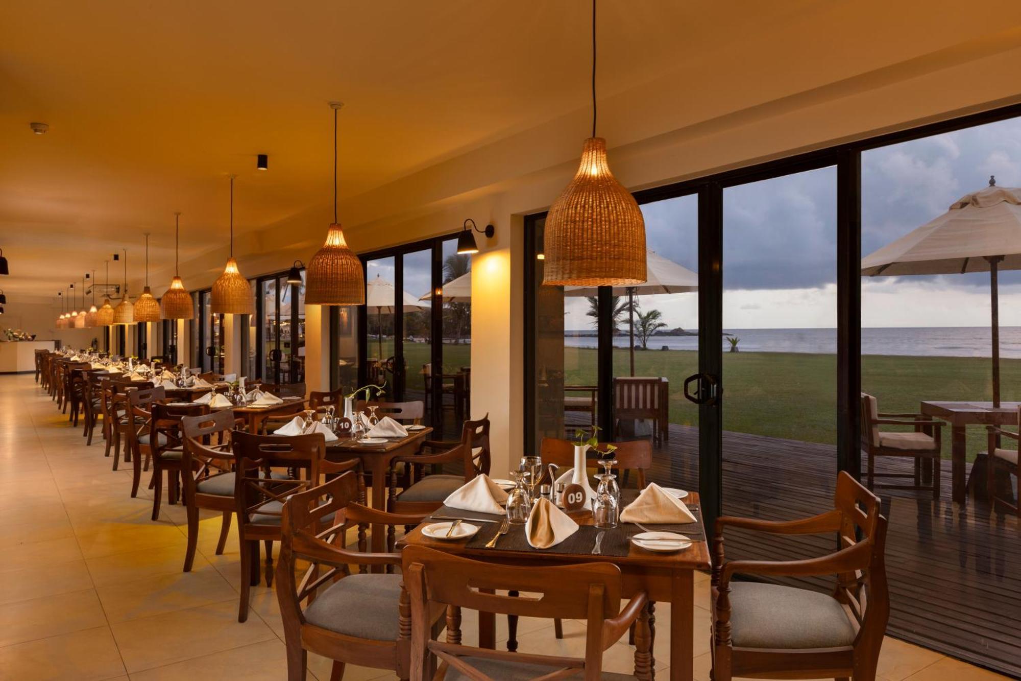 Ekho Surf Hotell Bentota Exteriör bild